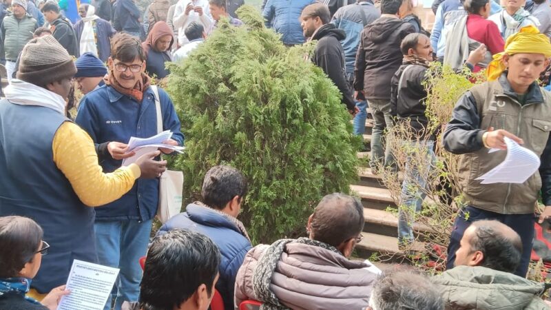 बिहार के आंदोलित छात्रों से मिलने पहुंचे रोजगार अधिकार अभियान संचालन समिति के सदस्य